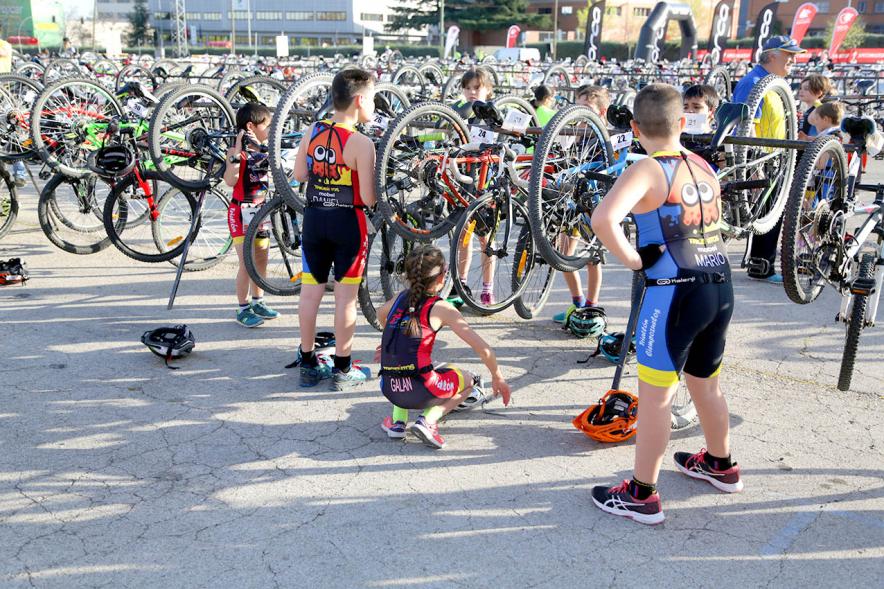 Duatlón Escolar Villa de Alcobendas -Imagen de los jóvenes cambiando de modalidad deportiva en la carrera.