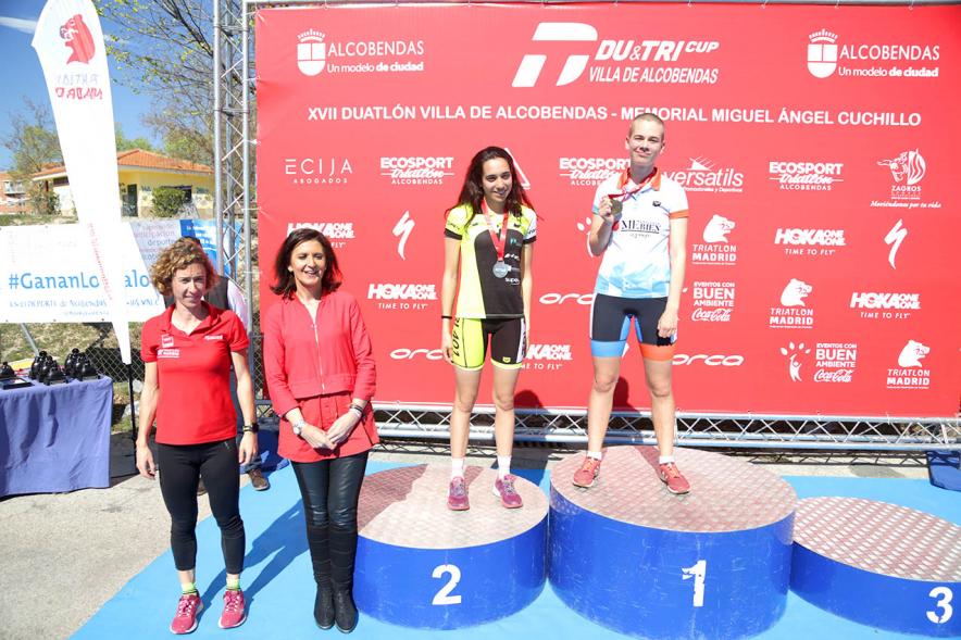 Entrega Premios Campeonato Comunidad de Madrid de Duatlón - Imagen de las campeonas en el pódium después de haber recibido sus medallas de manos de la concejala de deportes Mar Rodríguez.