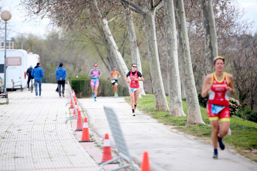 Campeonato de España de Duatlón - Imagen de dos corredoras en un camino del circuito.