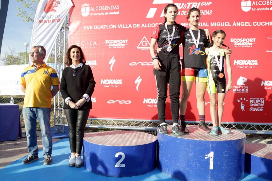 Duatlón Escolar Villa de Alcobendas - Pódium femenino, la concejal de deportes Mar Rodríguez, al lado.