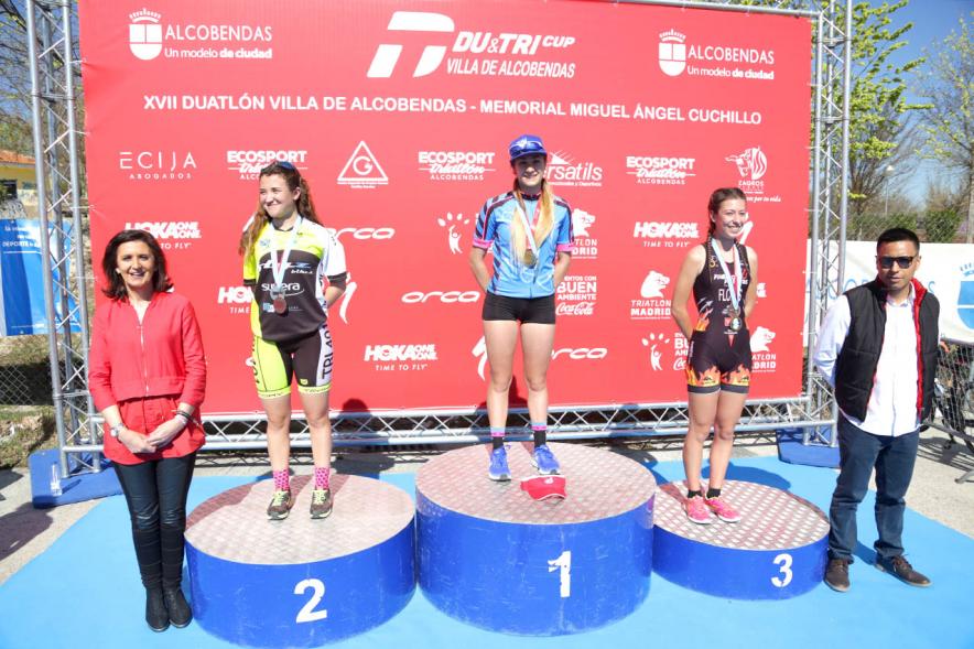 Entrega Premios Campeonato Comunidad de Madrid de Duatlón - Imagen de las campeonas en el pódium después de haber recibido sus medallas de manos de la concejala de deportes Mar Rodríguez.