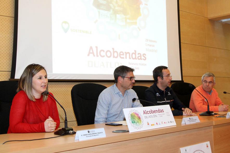 Alcalde Rafael Sánchez, concejales y participantes en la Presentación Campeonato de España de Duatlón - 2020