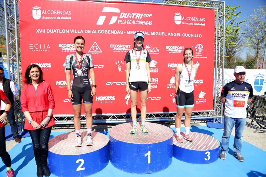 Entrega Premios Campeonato Comunidad de Madrid de Duatlón - Imagen de las campeonas en el pódium después de haber recibido sus medallas de manos de la concejala de deportes Mar Rodríguez.