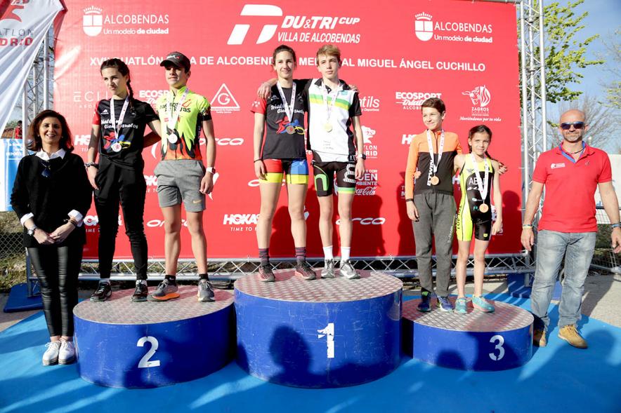 Duatlón Escolar Villa de Alcobendas - Pódium de varias categorías, la concejal de deportes Mar Rodríguez al lado. 