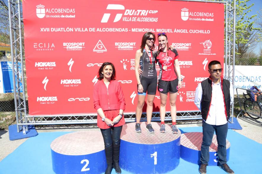 Entrega Premios Campeonato Comunidad de Madrid de Duatlón - Imagen de las campeonas en el pódium después de haber recibido sus medallas de manos de la concejala de deportes Mar Rodríguez.
