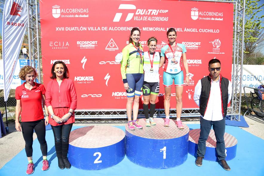 Entrega Premios Campeonato Comunidad de Madrid de Duatlón - Imagen de las campeonas en el pódium después de haber recibido sus medallas de manos de la concejala de deportes Mar Rodríguez.