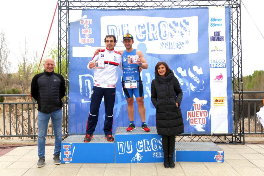 Galardonados recogiendo un premio