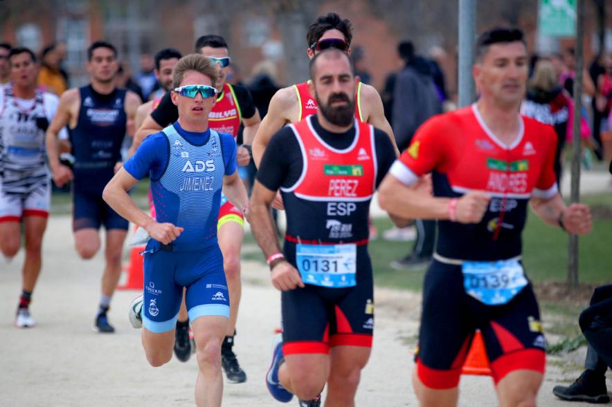Campeonato de España de Duatlón - Imagen del grupo de participantes corriendo.