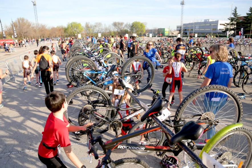 Duatlón Escolar Villa de Alcobendas - Imagen general de la zona de bicicletas y los deportistas. 