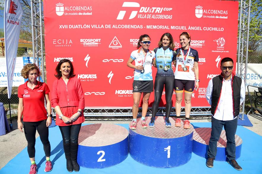 Entrega Premios Campeonato Comunidad de Madrid de Duatlón - Imagen de las campeonas en el pódium después de haber recibido sus medallas de manos de la concejala de deportes Mar Rodríguez.