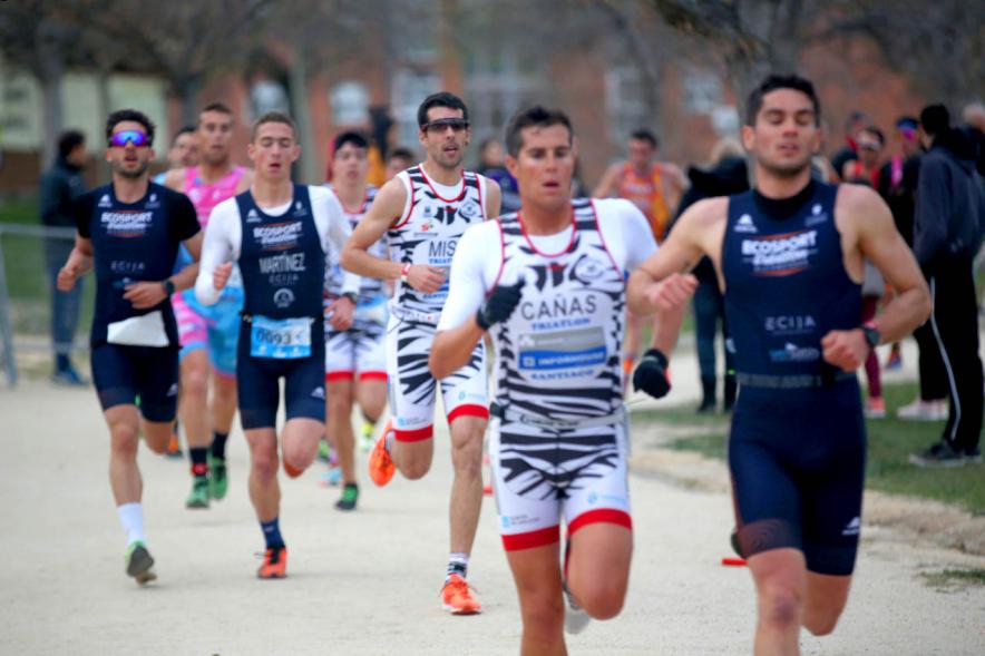 Campeonato de España de Duatlón - Imagen del grupo de participantes corriendo.