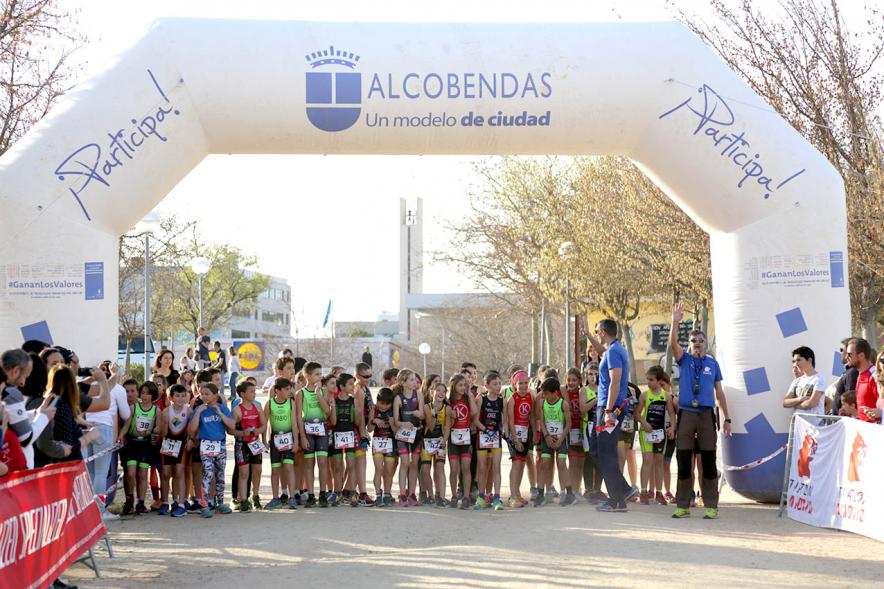 Duatlón Escolar Villa de Alcobendas - Imagen de los deportistas esperando la salida.