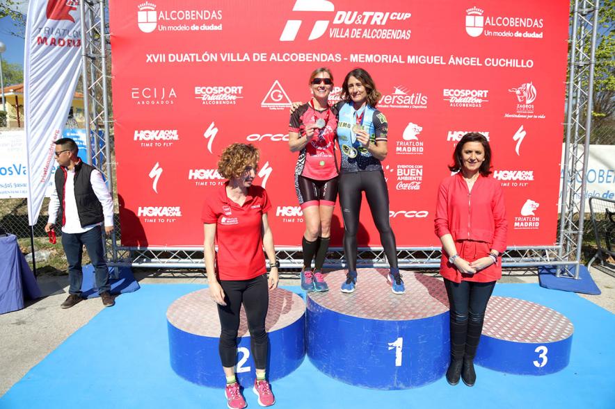Entrega Premios Campeonato Comunidad de Madrid de Duatlón - Imagen de las campeonas en el pódium después de haber recibido sus medallas de manos de la concejala de deportes Mar Rodríguez.
