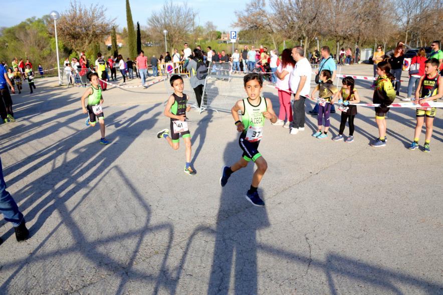 Duatlón Escolar Villa de Alcobendas - Plano lateral de los niños corriendo. 