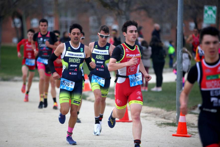 Campeonato de España de Duatlón - Imagen del grupo de participantes corriendo.