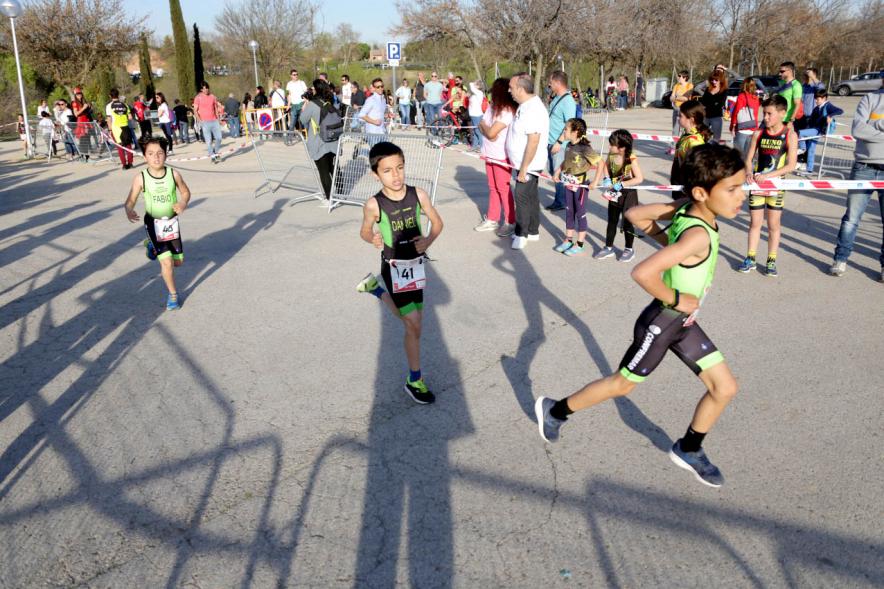 Duatlón Escolar Villa de Alcobendas - Imagen abierta de los corredores y parte del público.