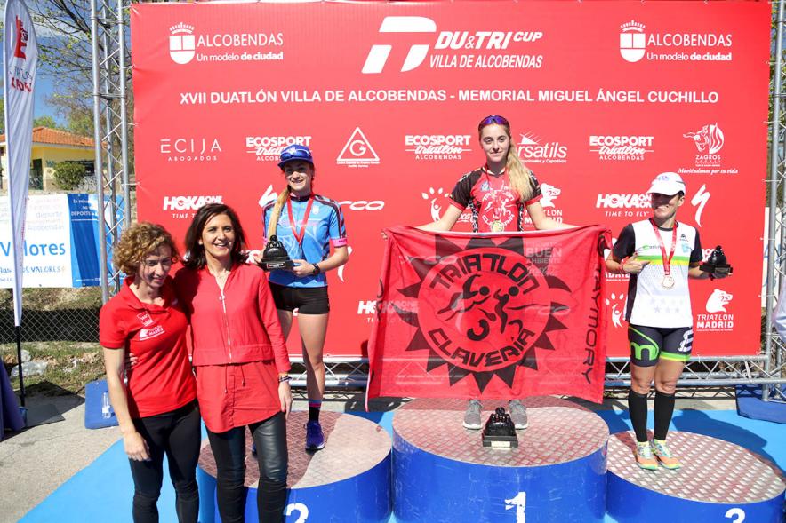 Entrega Premios Campeonato Comunidad de Madrid de Duatlón - Imagen de las campeonas en el pódium después de haber recibido sus medallas de manos de la concejala de deportes Mar Rodríguez.