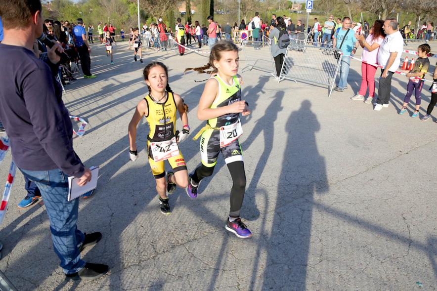 Duatlón Escolar Villa de Alcobendas - Primer plano de varias corredoras.