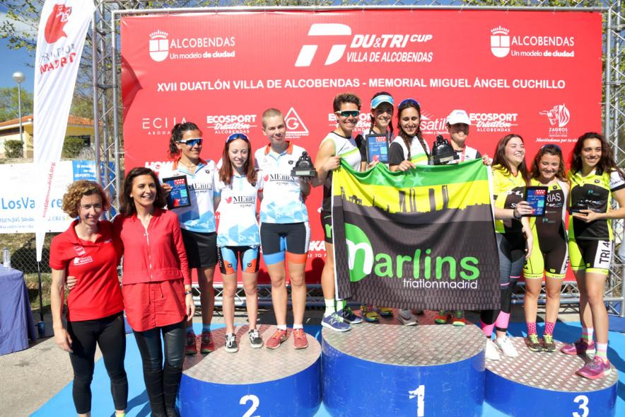 Entrega Premios Campeonato Comunidad de Madrid de Duatlón - Imagen de la concejala de deportes Mar Rodríguez haciendo entrega de su premio por equipos femeninos ganadores.