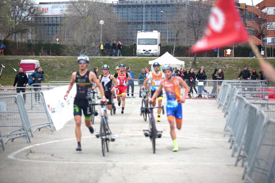 Campeonato de España de Duatlón -  Plano central de los participantes llevando la bicicleta de la mano.