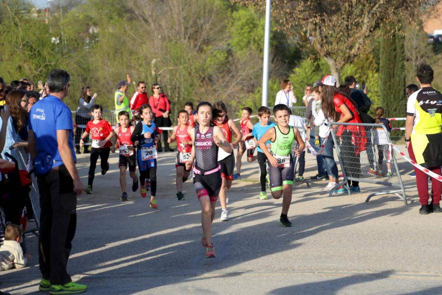 Duatlón Escolar Villa de Alcobendas - Imagen de un grupo numeroso de niños corriendo.