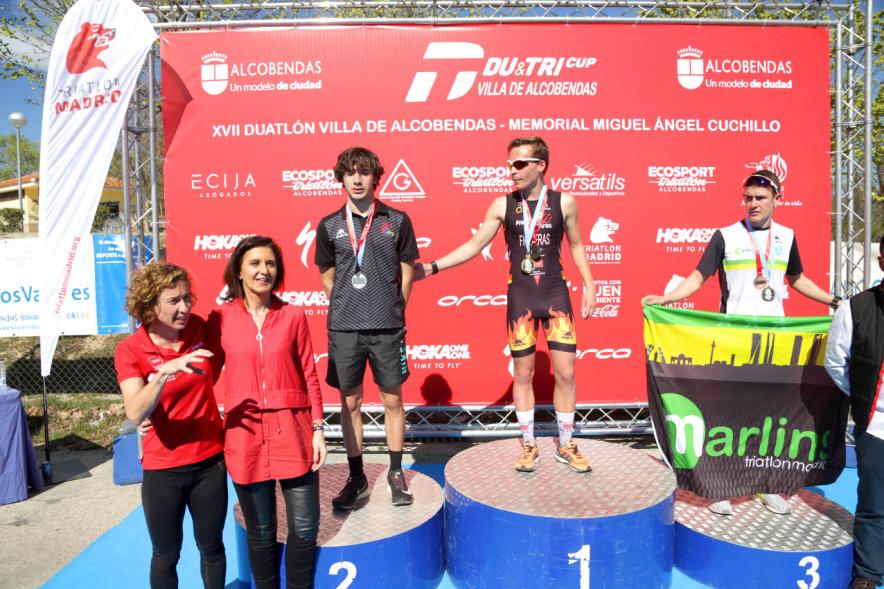 Entrega Premios Campeonato Comunidad de Madrid de Duatlón -  Imagen de los campeones en el pódium después de haber recibido sus medallas de manos de la concejala de deportes Mar Rodríguez.