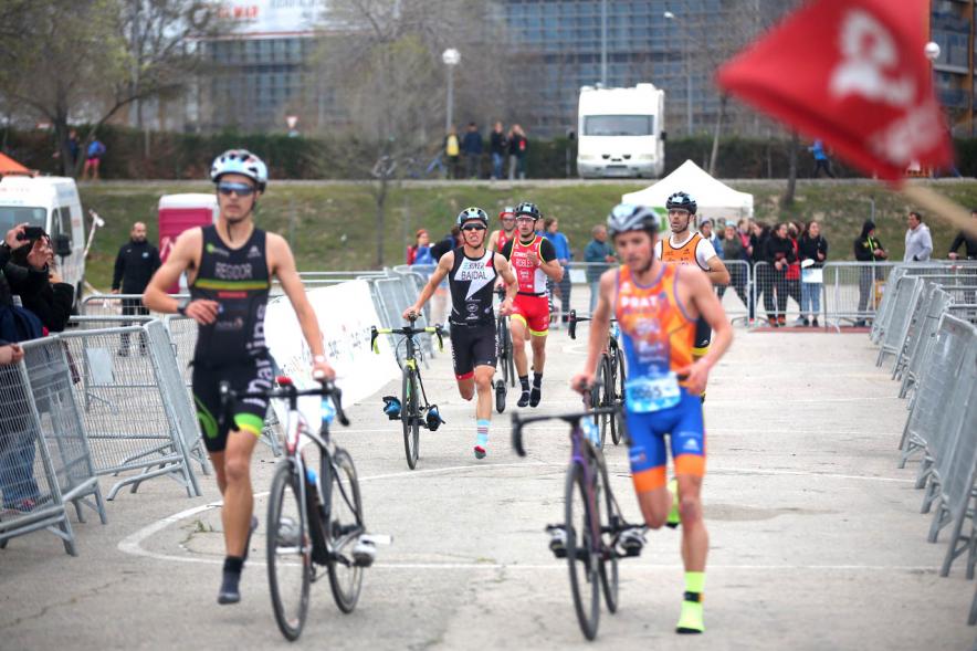 Campeonato de España de Duatlón - Plano central de los participantes llevando la bicicleta de la mano.