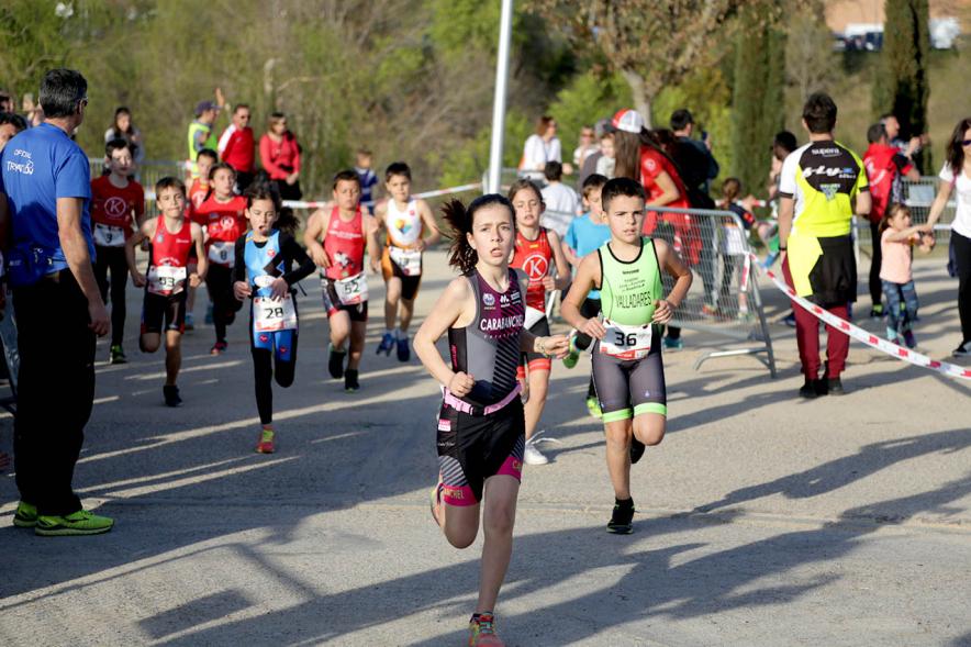 Duatlón Escolar Villa de Alcobendas - Imagen de un grupo numeroso de niños corriendo.