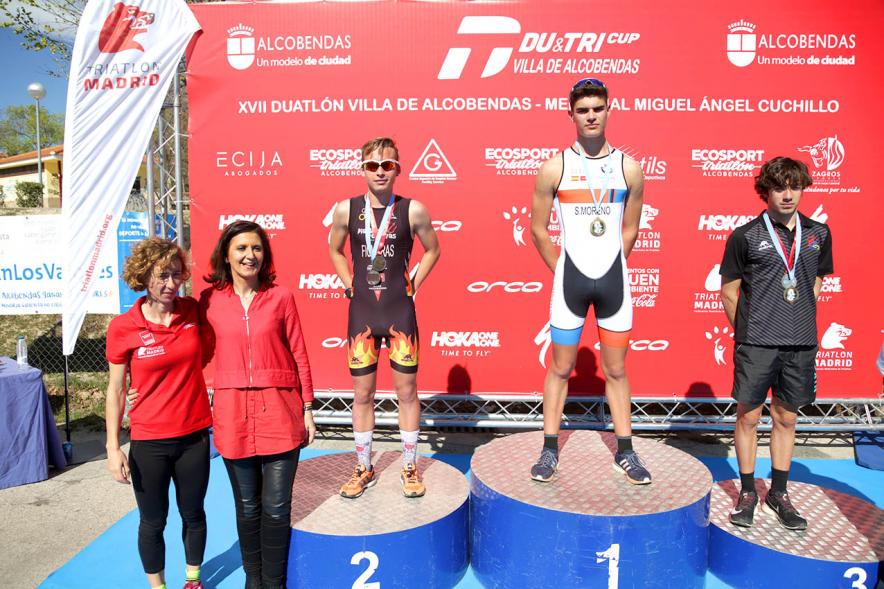 Entrega Premios Campeonato Comunidad de Madrid de Duatlón - Imagen de los campeones en el pódium después de haber recibido sus medallas de manos de la concejala de deportes Mar Rodríguez.