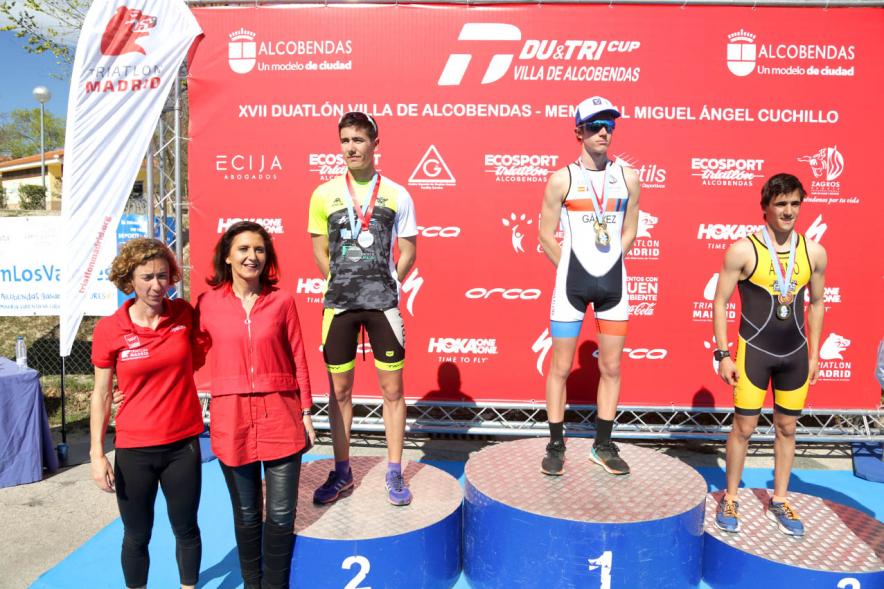 Entrega Premios Campeonato Comunidad de Madrid de Duatlón - Imagen de los campeones en el pódium después de haber recibido sus medallas de manos de la concejala de deportes Mar Rodríguez.