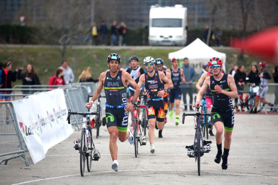 Campeonato de España de Duatlón -  Plano central de los  numerosos participantes llevando la bicicleta de la mano.