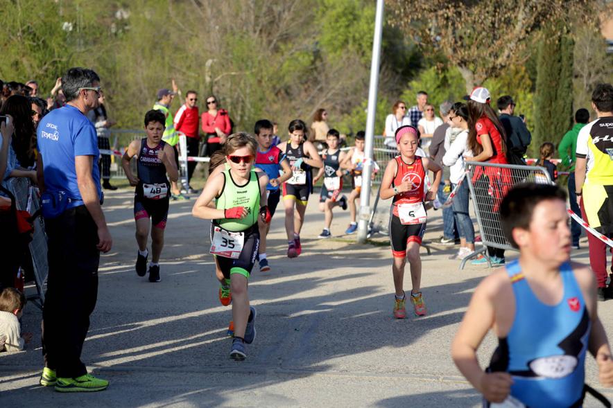 Duatlón Escolar Villa de Alcobendas - Imagen de un grupo numeroso de niños corriendo.