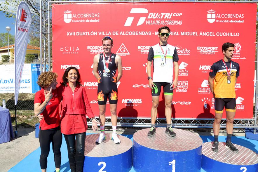 Entrega Premios Campeonato Comunidad de Madrid de Duatlón - Imagen de los campeones en el pódium después de haber recibido sus medallas de manos de la concejala de deportes Mar Rodríguez.