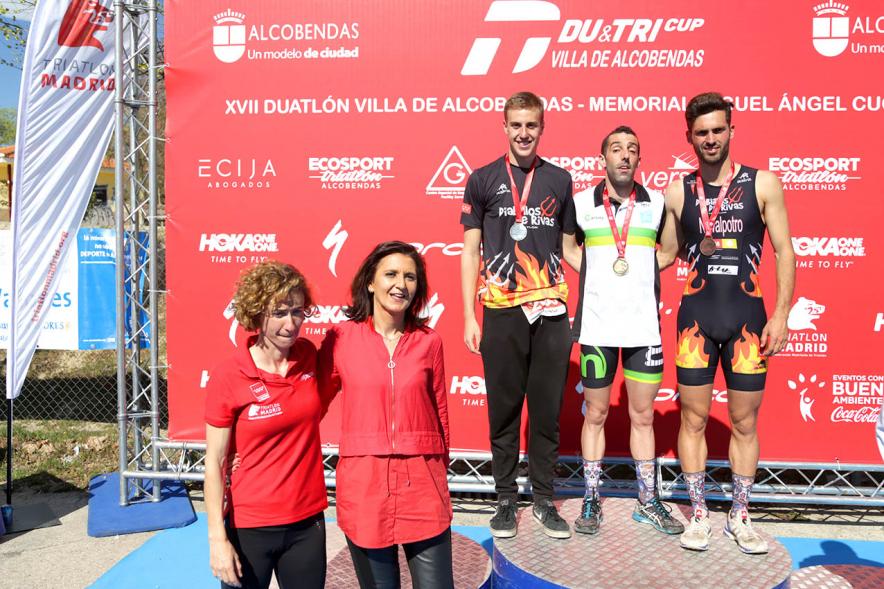Entrega Premios Campeonato Comunidad de Madrid de Duatlón - Imagen de los campeones en el pódium después de haber recibido sus medallas de manos de la concejala de deportes Mar Rodríguez.