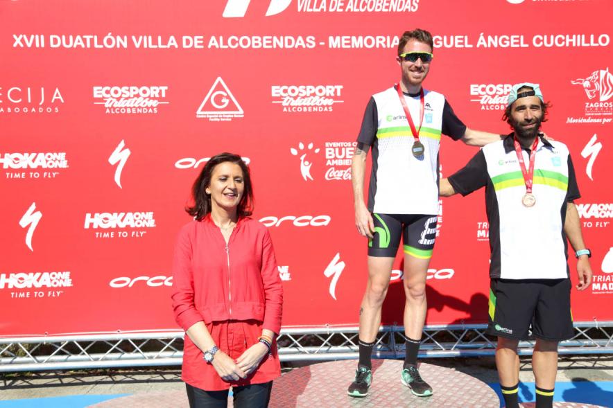 Entrega Premios Campeonato Comunidad de Madrid de Duatlón - Imagen de los campeones en el pódium después de haber recibido sus medallas de manos de la concejala de deportes Mar Rodríguez