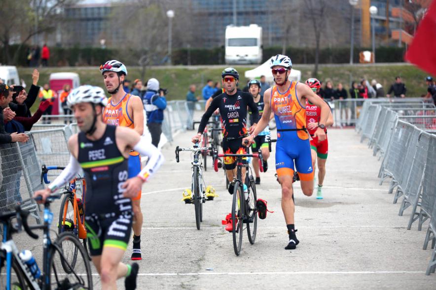 Campeonato de España de Duatlón - Imagen del grupo de participantes corriendo  para colgar la bicicleta. 