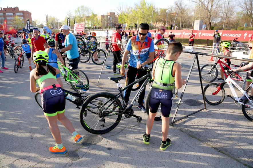 Duatlón Escolar Villa de Alcobendas -  Imagen de los jóvenes cambiando de modalidad deportiva en la carrera.