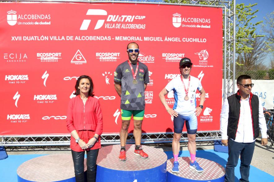 Entrega Premios Campeonato Comunidad de Madrid de Duatlón - Imagen de los campeones en el pódium después de haber recibido sus medallas de manos de la concejala de deportes Mar Rodríguez