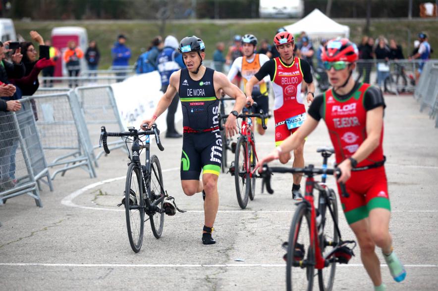 Campeonato de España de Duatlón - Imagen del grupo de participantes corriendo  para colgar la bicicleta. 