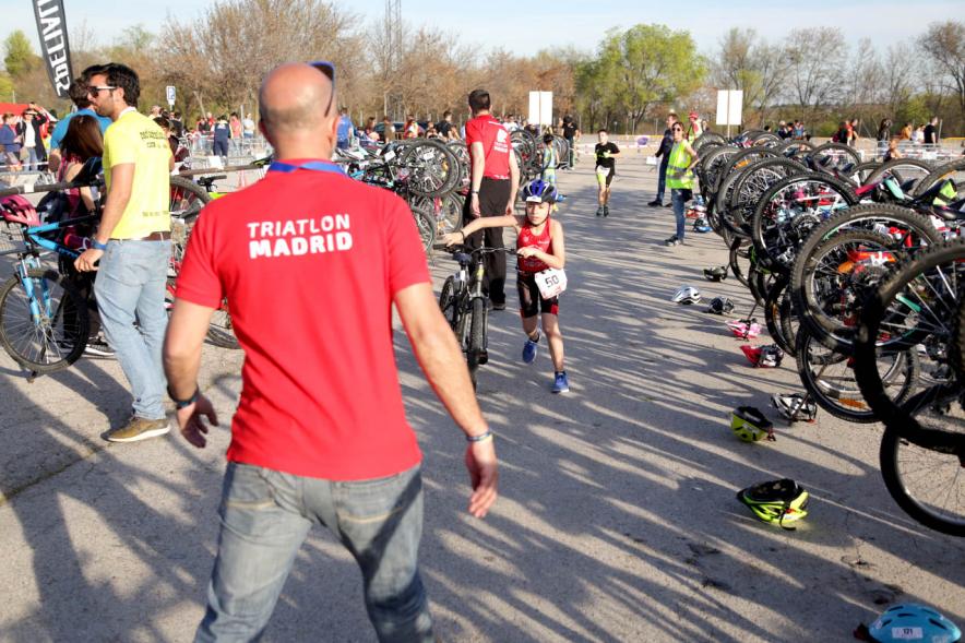 Duatlón Escolar Villa de Alcobendas - Imagen de los preparativos de la carrera de los deportistas y la organización.
