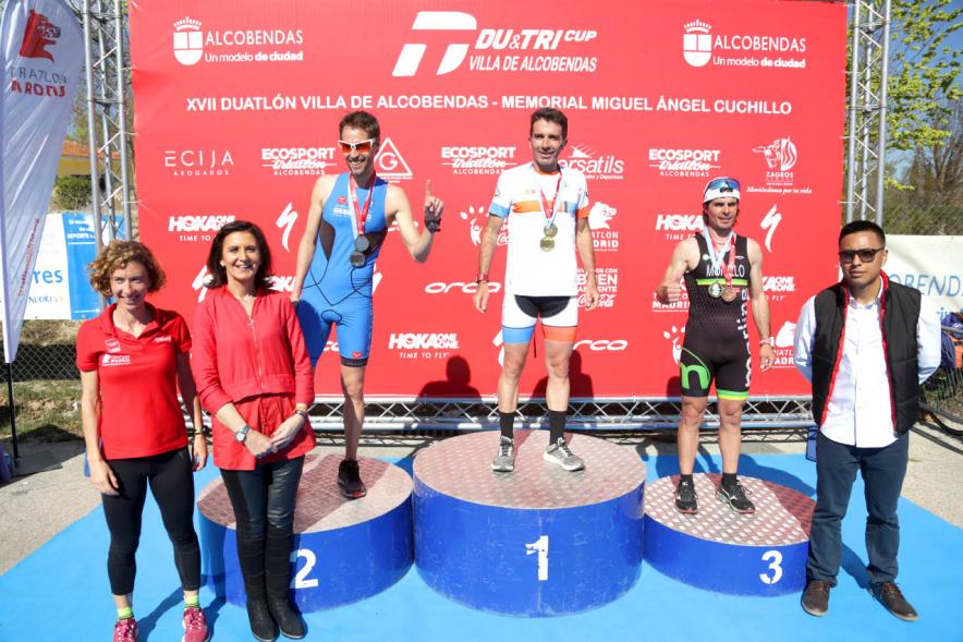 Entrega Premios Campeonato Comunidad de Madrid de Duatlón - Imagen de los campeones en el pódium después de haber recibido sus medallas de manos de la concejala de deportes Mar Rodríguez.