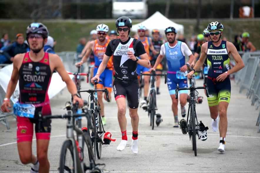 Campeonato de España de Duatlón - Imagen del grupo de participantes corriendo  para  colgar  la bicicleta.