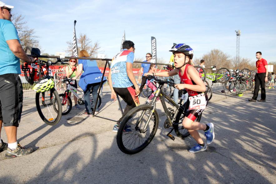 Duatlón Escolar Villa de Alcobendas - Imagen de un deportista infantil llevando la bicicleta.