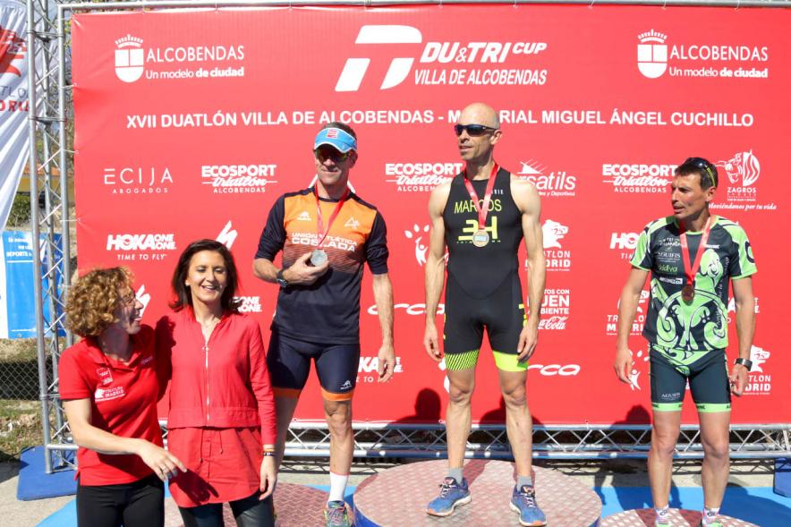 Entrega Premios Campeonato Comunidad de Madrid de Duatlón - Imagen de los campeones en el pódium después de haber recibido sus medallas de manos de la concejala de deportes Mar Rodríguez.