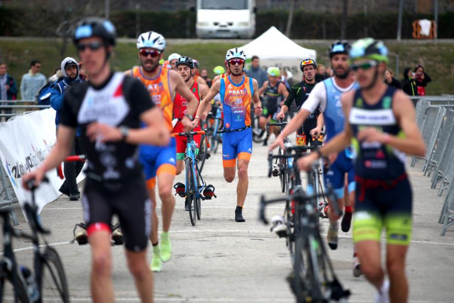 Campeonato de España de Duatlón -  Imagen del grupo de participantes corriendo  para dejar la bicicleta.
