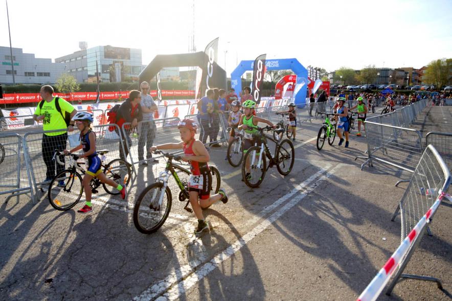 Duatlón Escolar Villa de Alcobendas - Imagen de varios deportistas llevando las bicicletas.