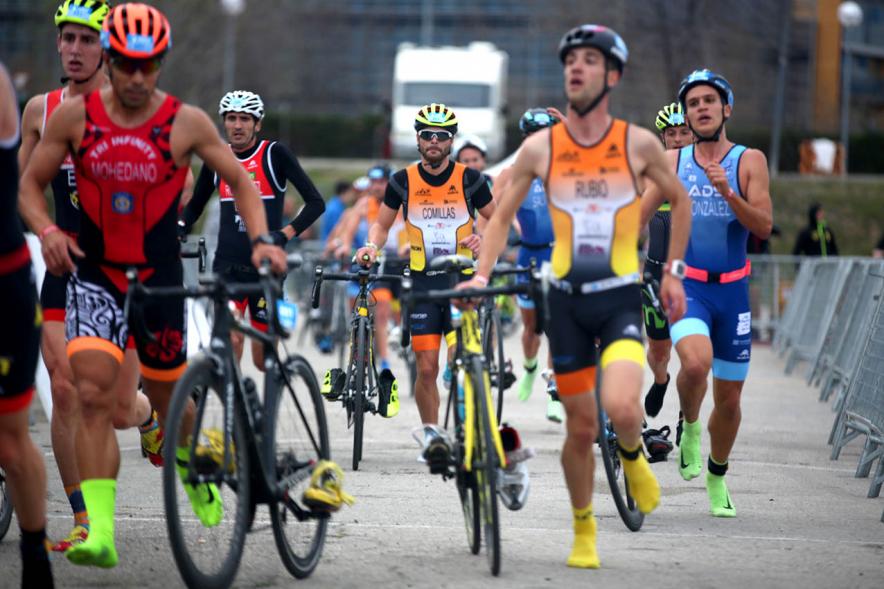 Campeonato de España de Duatlón -  Imagen del grupo de participantes corriendo  para dejar la bicicleta.