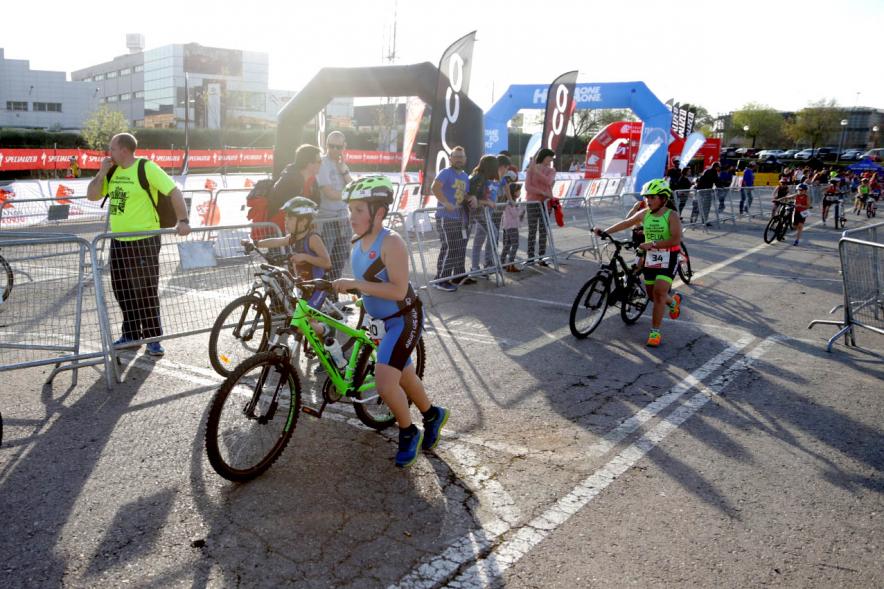 Duatlón Escolar Villa de Alcobendas - Plano abierto de los jóvenes deportistas con sus bicicletas y parte de la organización.