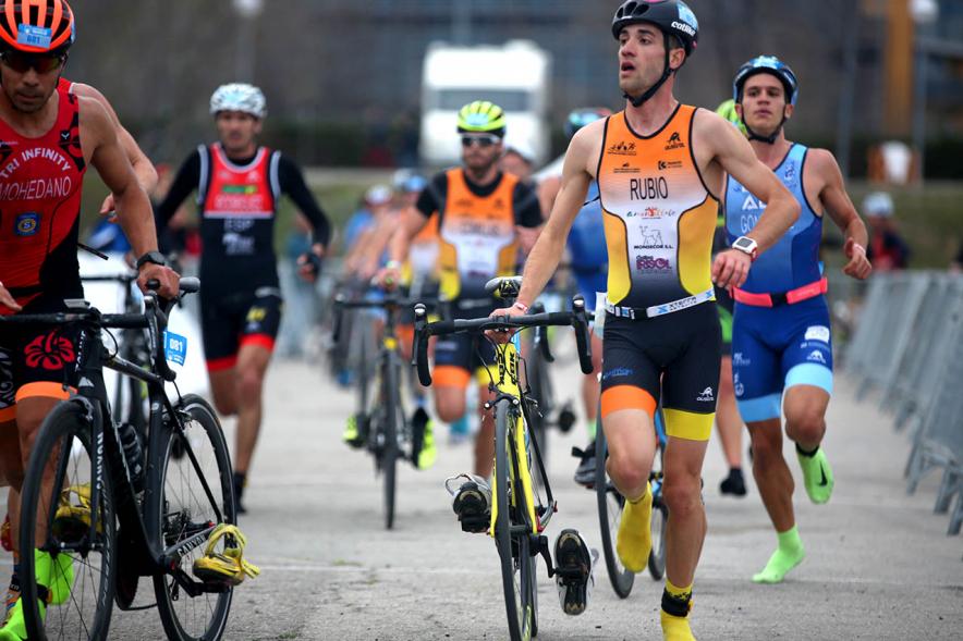 Campeonato de España de Duatlón - Imagen del grupo de participantes corriendo  para colgar la bicicleta.