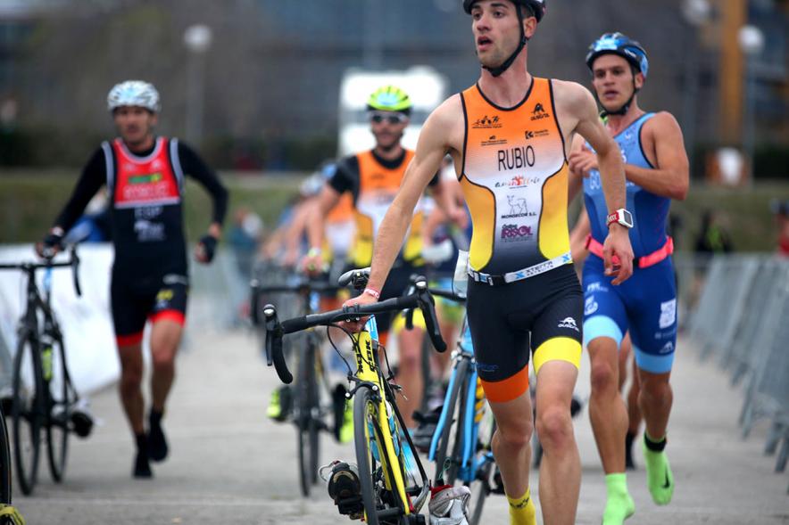 Campeonato de España de Duatlón - Imagen de tres participantes a pie llevando la bicicleta.
